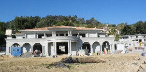 la zone boisée massacrée par la construction des villas (ici, une seule des deux villas de 1 000 m2 chacune)